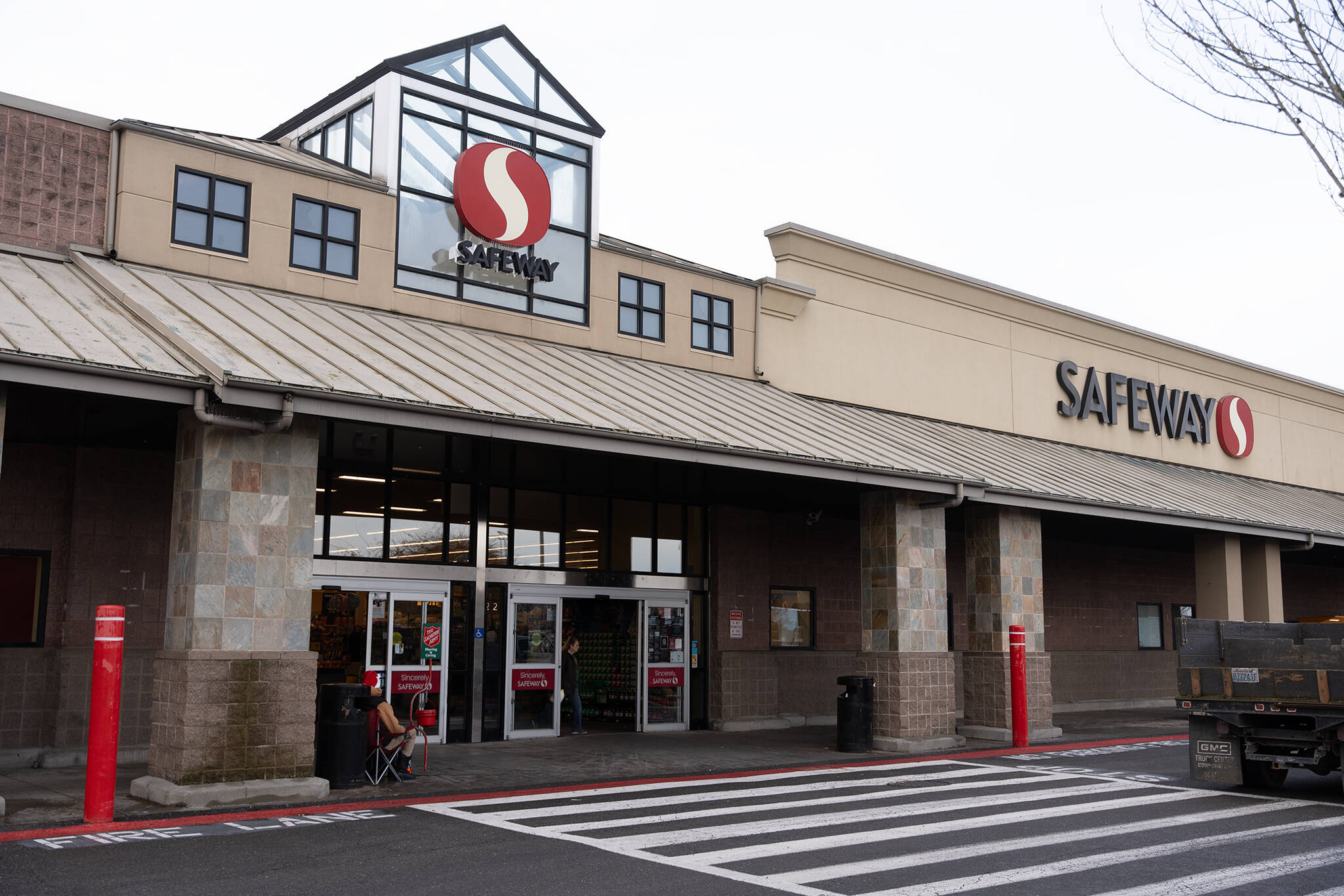 The Safeway at 4128 Rucker Ave. on Wednesday. This location was set to be one of the 19 in Snohomish County sold to C&S Wholesale if the merger between Kroger and Albertsons went through. (Will Geschke / The Herald)
